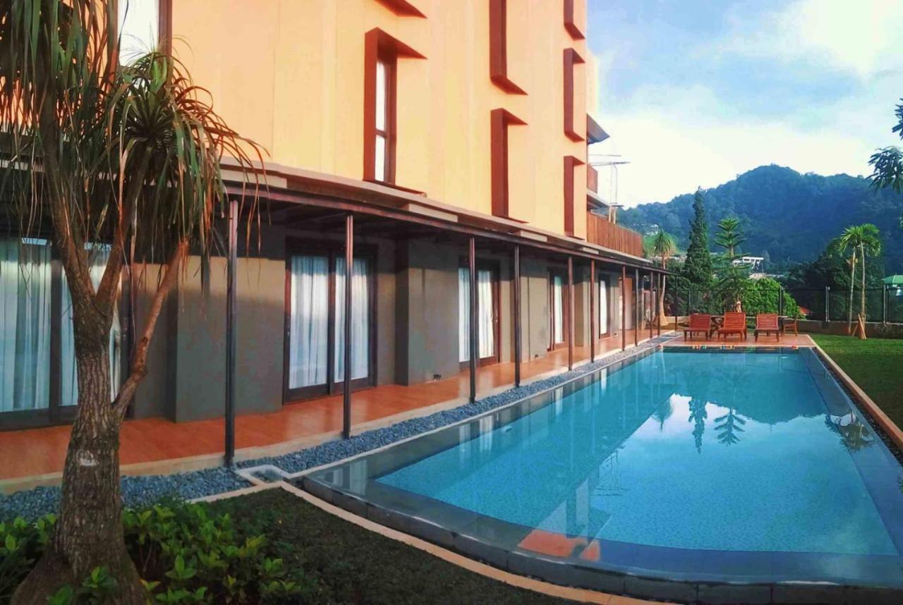 Hotel Grand Metro Puncak à Cibodas Extérieur photo