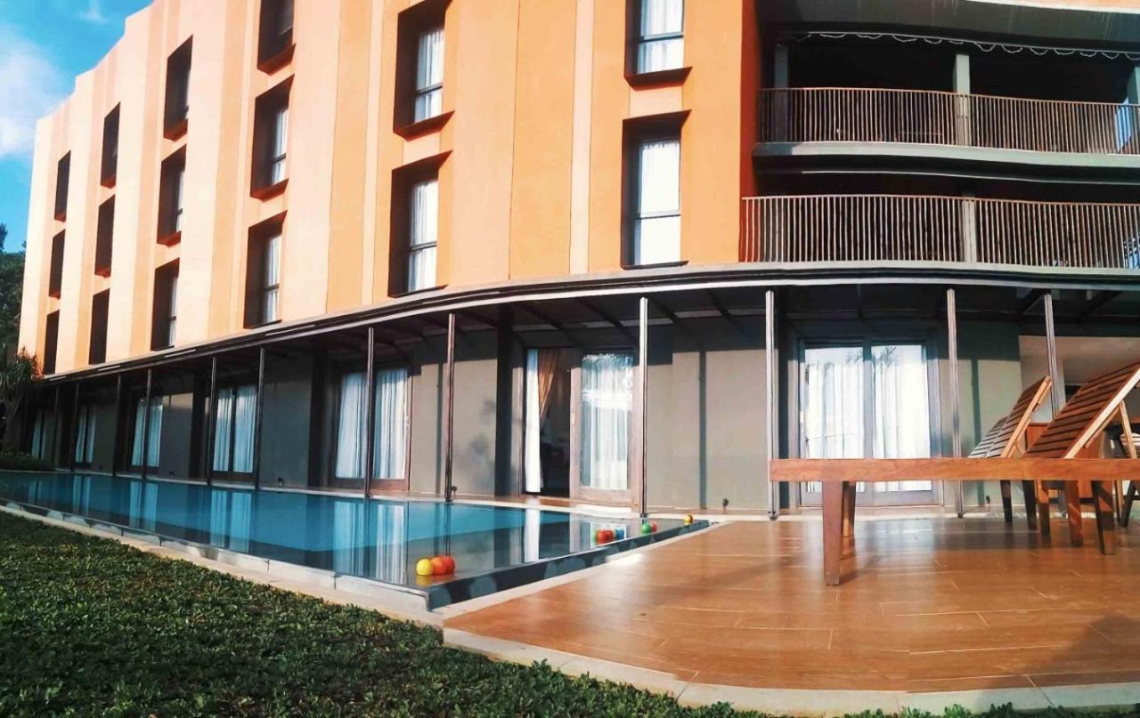 Hotel Grand Metro Puncak à Cibodas Extérieur photo